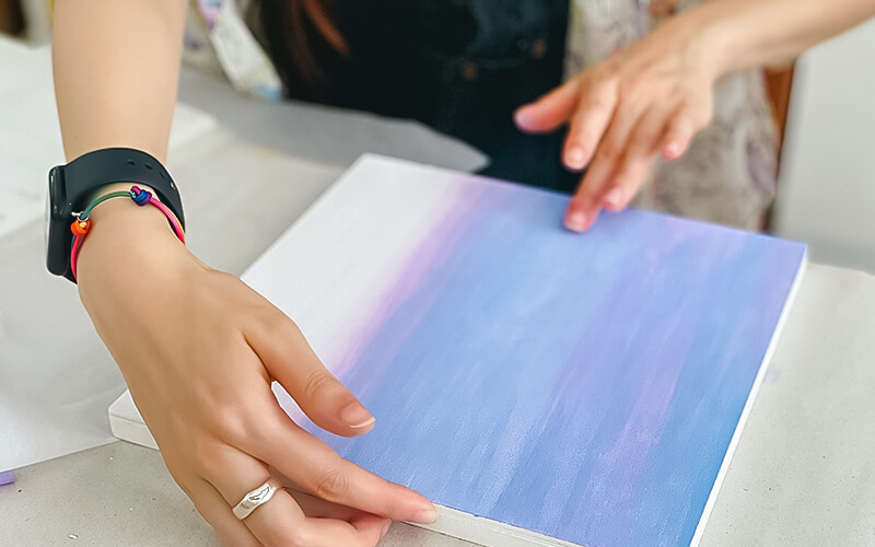 iroasobi|色とアートで心を豊かにする新感覚ワークショップ 大阪 初心者からプロまで 講師資格制度あり 株式会社いまここから 気になる色を手に取ったら色遊びの始まり! 今日はどの色と遊ぶ?