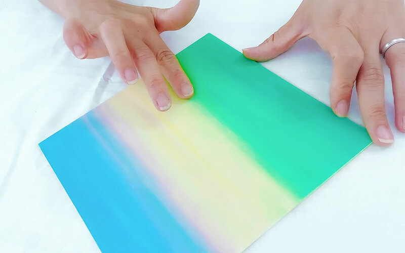 iroasobi｜色とアートで心を豊かにする新感覚ワークショップ 大阪 初心者からプロまで 講師資格制度あり 株式会社いまここから 気になる色を手に取ったら色遊びの始まり！ 今日はどの色と遊ぶ？