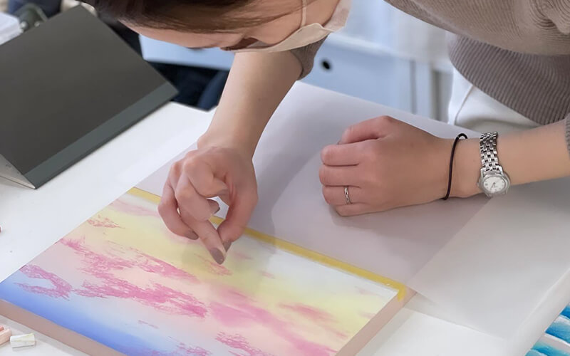 iroasobi|色とアートで心を豊かにする新感覚ワークショップ 大阪 初心者からプロまで 講師資格制度あり 株式会社いまここから 気になる色を手に取ったら色遊びの始まり! 今日はどの色と遊ぶ?