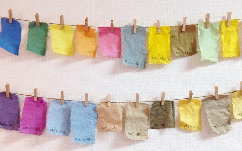 iroasobi|色とアートで心を豊かにする新感覚ワークショップ 大阪 初心者からプロまで 講師資格制度あり 株式会社いまここから 気になる色を手に取ったら色遊びの始まり! 今日はどの色と遊ぶ?