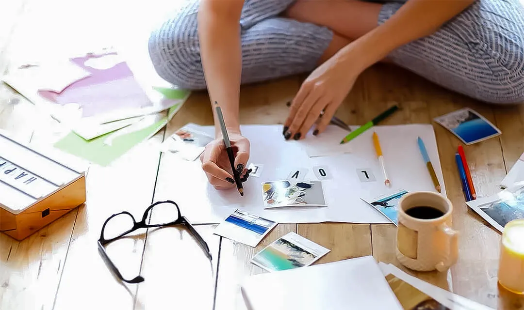 iroasobi｜色とアートで心を豊かにする新感覚ワークショップ 大阪 初心者からプロまで 講師資格制度あり 株式会社いまここから 気になる色を手に取ったら色遊びの始まり！ 今日はどの色と遊ぶ？